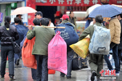 聚焦春節(jié)“恐歸族”：近鄉(xiāng)情怯，恐懼何來(lái)？(圖)